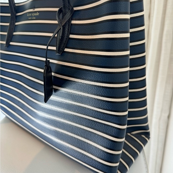 Tory Burch Navy/White tote bag. - Picture 5 of 7